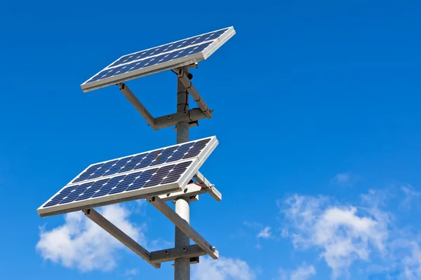 Painéis solares sobre fundo céu azul brilhante — Fotografia de Stock