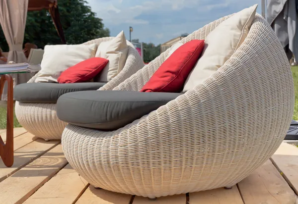 Sillones suaves con almohadas de color al aire libre — Foto de Stock