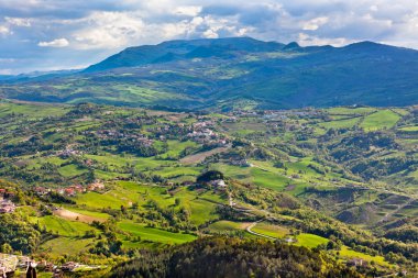 dan titano Dağı'nda İtalyan komşuları göster