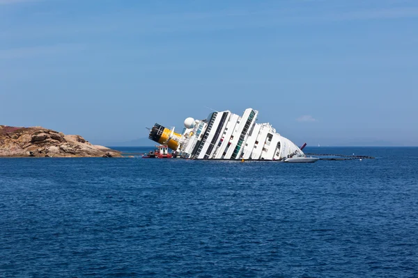 Giglio, Włochy - 28 kwietnia 2012: costa concordia i statku wycieczkowym — Zdjęcie stockowe