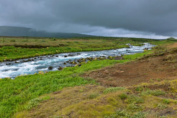 Zomer van IJsland landschap met razende rivier — Stockfoto