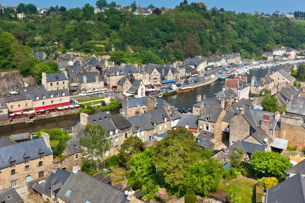 Dinan, Bretagne, Frankrijk - oude stad aan de rivier — Stockfoto