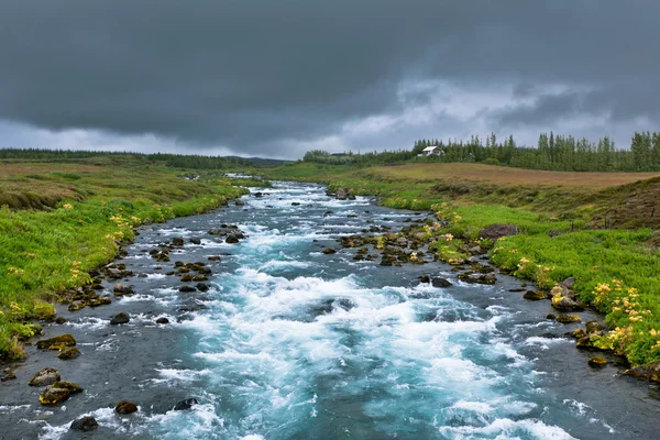 Літній Ісландії краєвид з вирує річка — стокове фото
