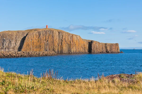 Cliff na cidade de Stykkisholmur, Península de Snaefellsnes, Icel — Fotografia de Stock