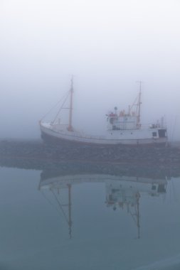 Harbor'da bir sisli puslu sabah balıkçı teknesi