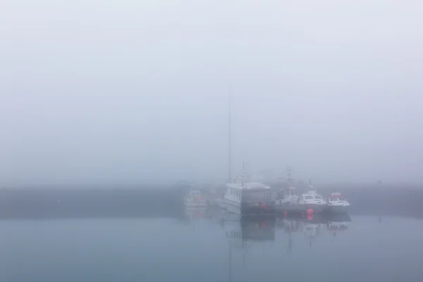 Navires de pêche dans une matinée brumeuse brumeuse — Photo