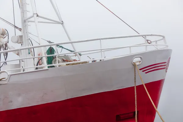 Vissersvaartuig in een mistige mistige ochtend in harbor — Stockfoto