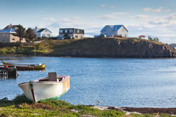 Vecchia barca bianca al paesaggio islandese — Foto Stock