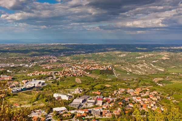 Uitzicht vanaf titano berg, san marino op de buurt — Stockfoto