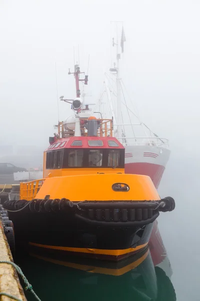 霧霧のかかった朝の港で漁船 — ストック写真