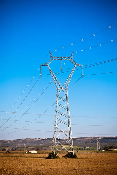 Electricidad Power Pylons en un hermoso campo — Foto de Stock