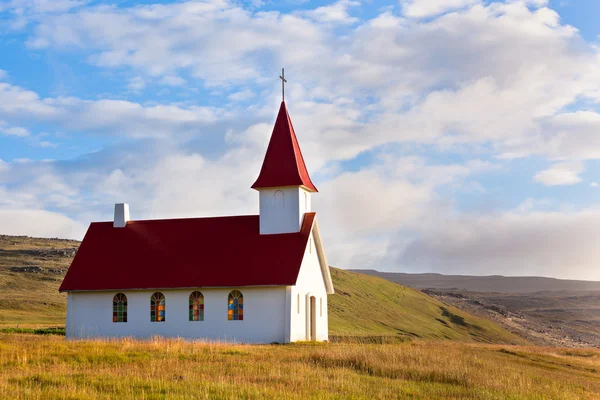 Typisk isländska kyrkan på landsbygden under en blå sommarhimmel — Stockfoto