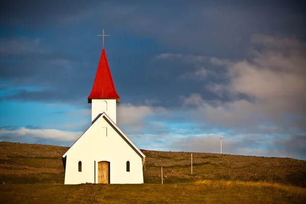 Typisch ländliche isländische Kirche unter blauem Sommerhimmel — Stockfoto