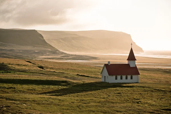 Typisk isländska kyrkan vid havet kustlinje — Stockfoto