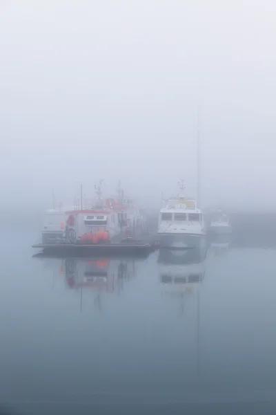 Fischerboote an einem nebligen Morgen im Hafen — Stockfoto