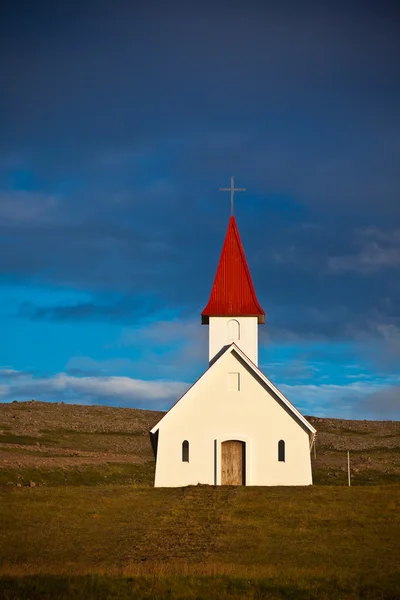 Mavi bir yaz gökyüzü altında tipik Kırsal İzlanda Kilisesi — Stok fotoğraf