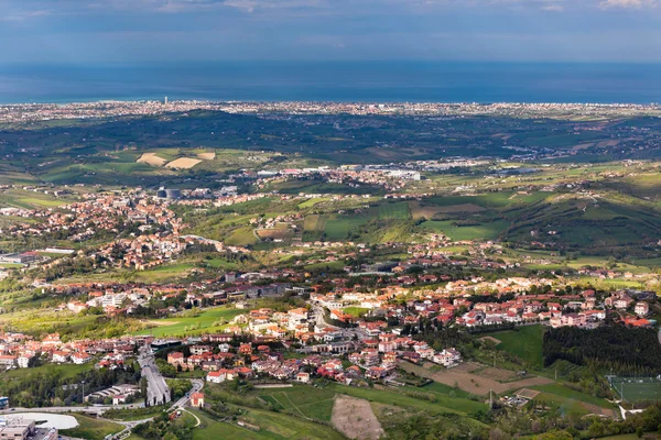 Uitzicht vanaf titano berg, san marino op de buurt — Stockfoto