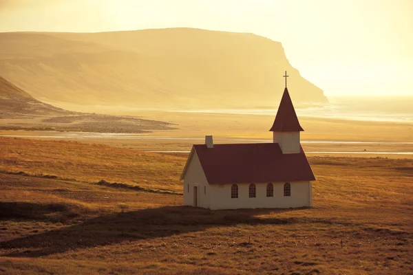 Igreja típica da Islândia rural no litoral do mar — Fotografia de Stock