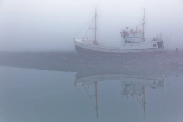 Navio de pesca em uma manhã nebulosa nebulosa — Fotografia de Stock