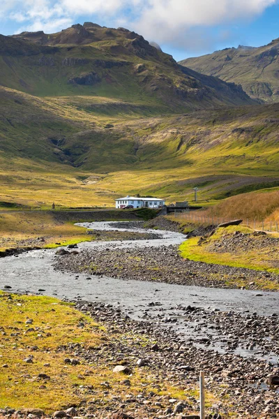 Paesaggio montano islandese occidentale sotto un cielo blu estivo . — Foto Stock