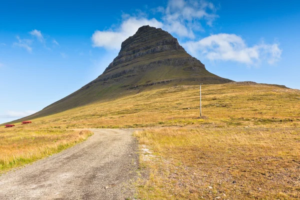 Paisaje de montaña de Kirkjufell islandés occidental bajo una suma azul — Foto de Stock