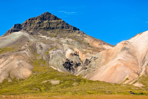 Islandské horské krajiny pod modrou letní oblohu — Stock fotografie