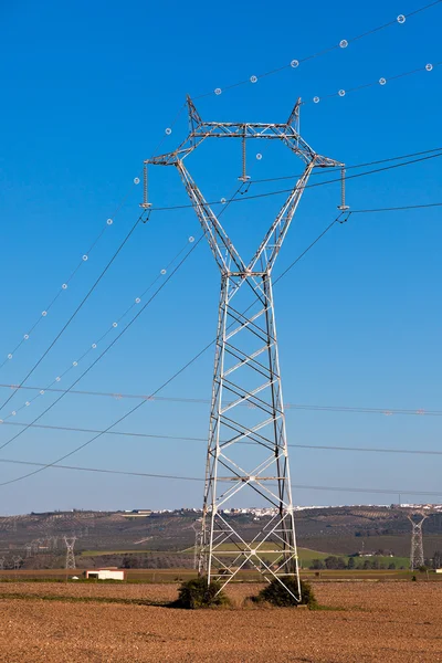 Électricité Pylônes électriques contre ciel bleu lumineux — Photo