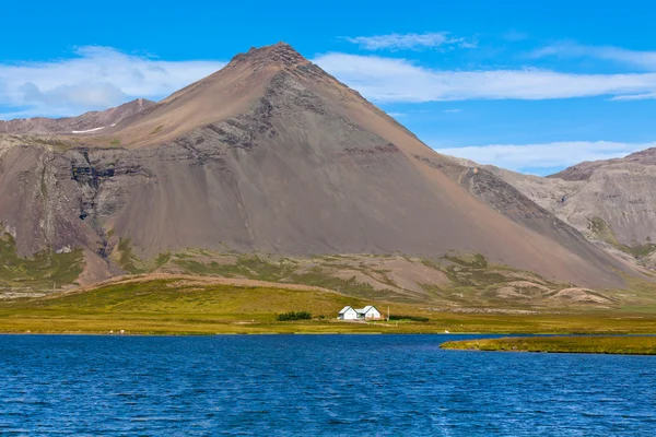 Paesaggio montano islandese occidentale sotto un cielo blu estivo — Foto Stock