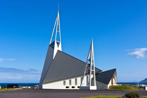 Moderní kostel na Islandu na jasně modré obloze pozadí — Stock fotografie