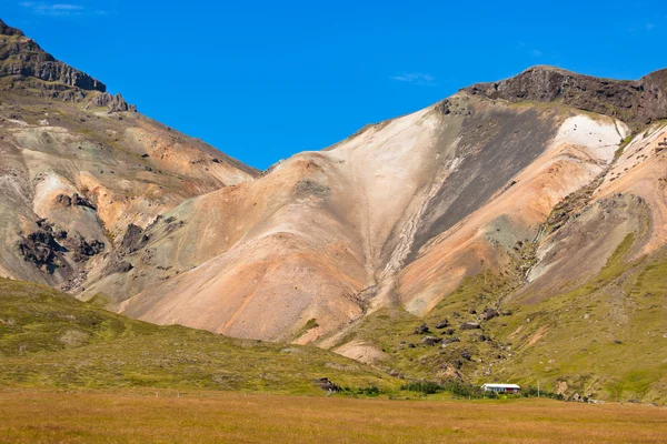 Paisagem montanhosa islandesa sob um céu azul de verão — Fotografia de Stock