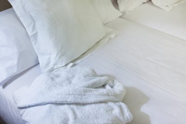 Otel odasında gece sahne: taze yatak hazır