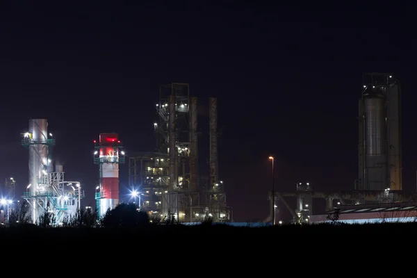 Vista notturna di un impianto di raffineria di olio . — Foto Stock