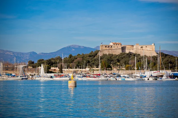 Porto di Antibes, Francia, con yacht e Fort Carre — Foto Stock