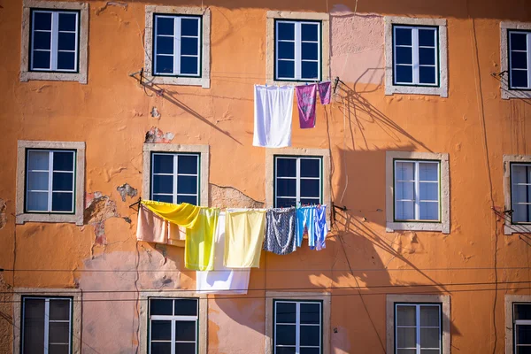 Praní visí venku staré budově Lisabon, Portugalsko — Stock fotografie