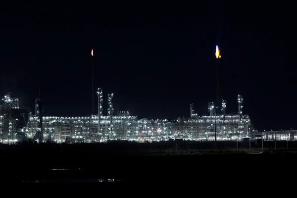 Vista notturna di un impianto di raffineria di olio — Foto Stock