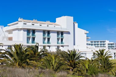 Mavi gökyüzü karşı yeni resort daireli ev