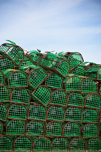 Pièges à homard et à crabe empilés dans un port — Photo