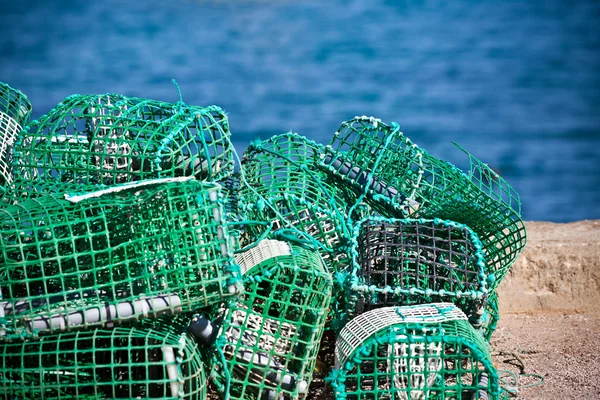 Pièges à homard et à crabe empilés dans un port — Photo