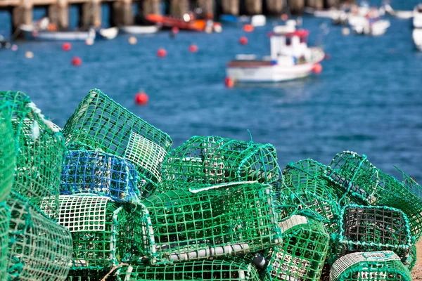 Pièges à homard et à crabe empilés dans un port — Photo