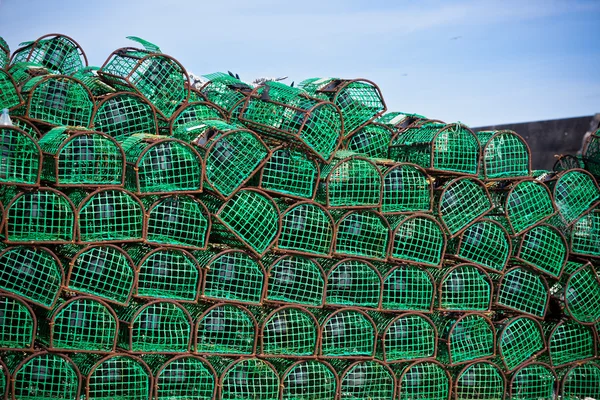 Armadilhas de lagosta e caranguejo empilham em um porto — Fotografia de Stock