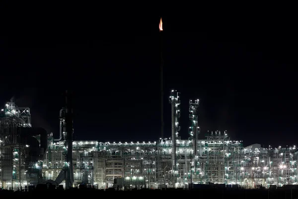 Vista nocturna de una planta de refinería de petróleo — Foto de Stock