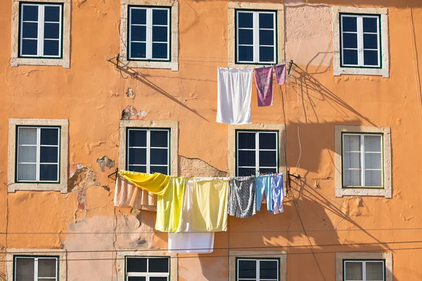 Praní visí venku staré budově Lisabon, Portugalsko — Stock fotografie