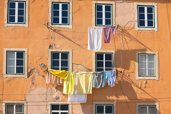 Wäsche hängt vor einem alten Gebäude in Lissabon, Portugal — Stockfoto