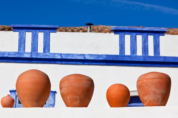 Pots d'argile se tiennent sur le mur de poterie blanche au Portugal — Photo