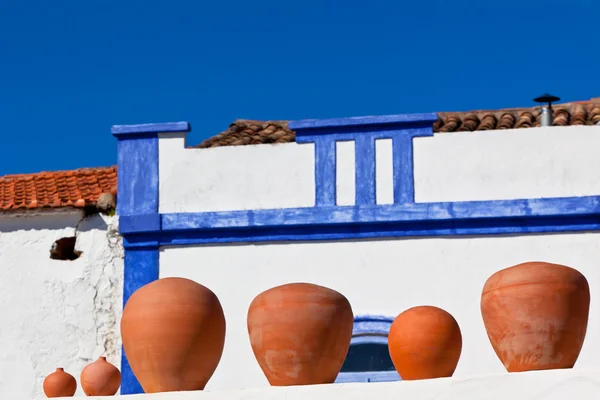 Clay pots stand on white pottery wall in Portugal — Stock Photo, Image