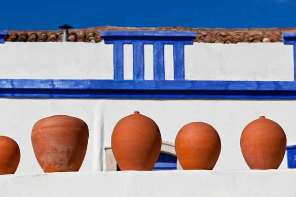 Hliněné květináče stojí na zdi bílé keramiky v Portugalsku — Stock fotografie