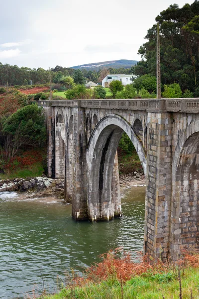 Gammal lantlig järnväg viaduct på norra Spanien. — Stockfoto