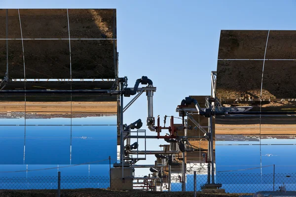 Solární panely na jasně modré obloze pozadí明るい青空の背景に太陽電池パネル — ストック写真