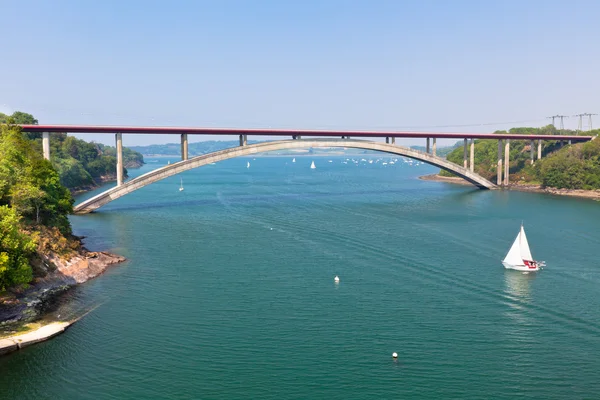 Betonnen brug over zee baai — Stockfoto