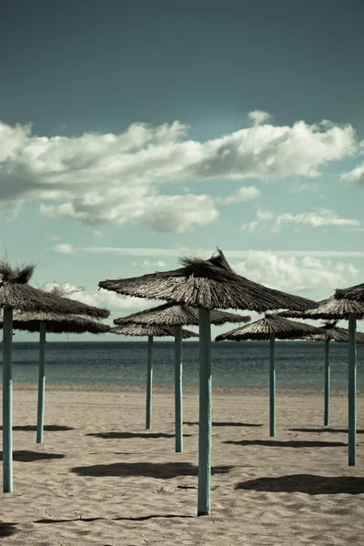 İspanyol kum plaj şemsiye hatları — Stok fotoğraf